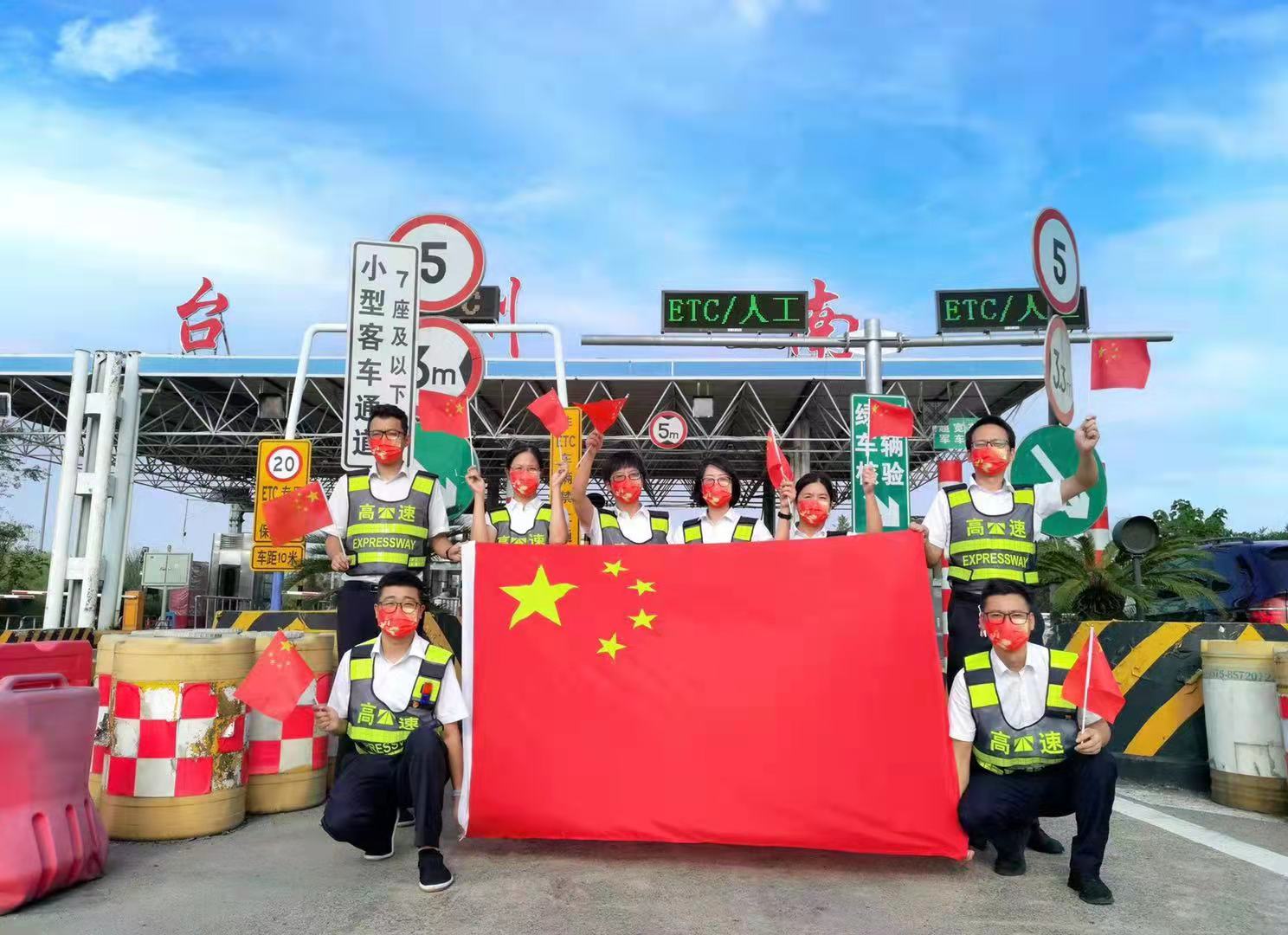 1633677439201630.jpg 國慶我在崗照片1張亮拍攝.jpg