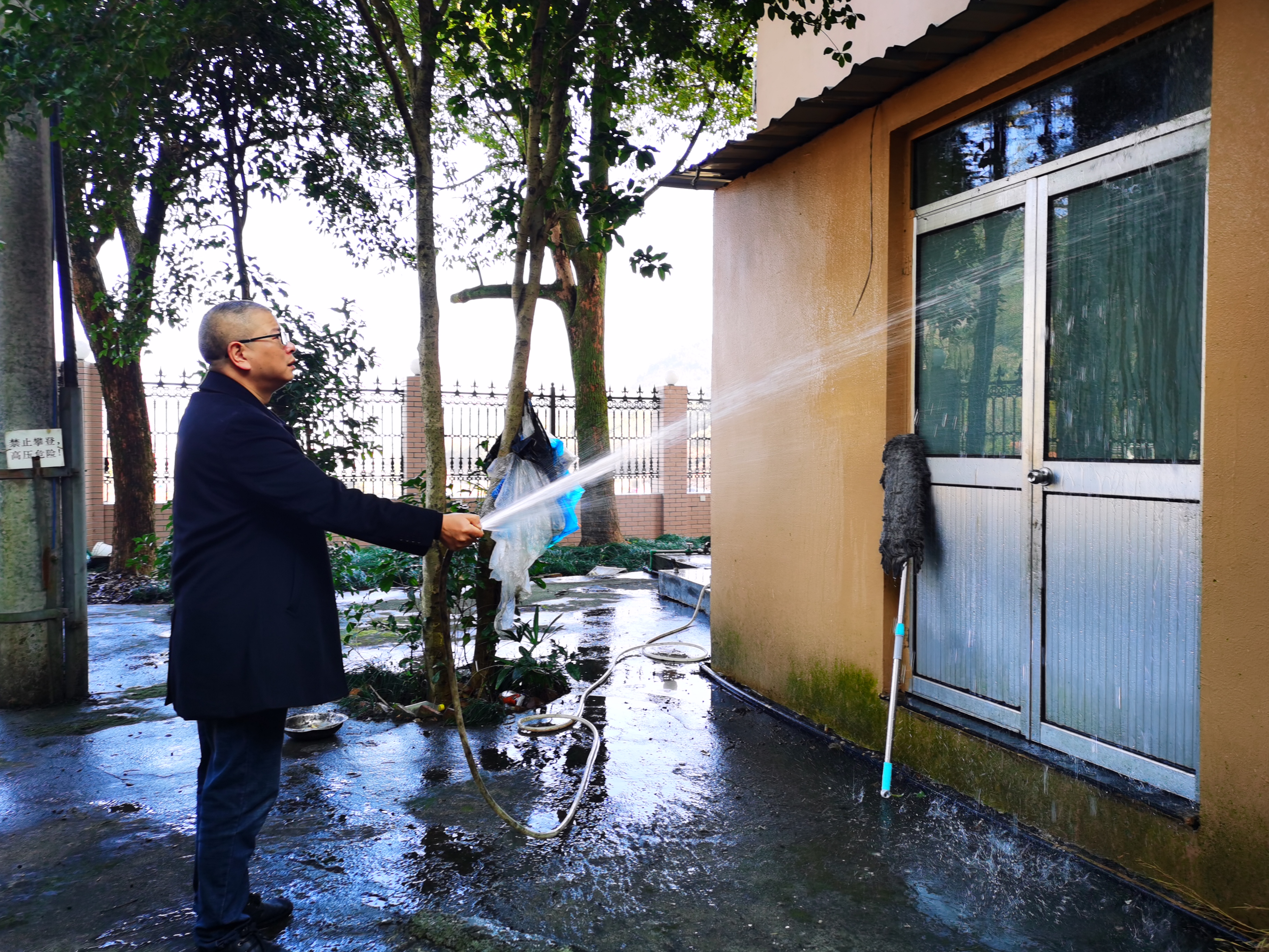 1643179854462671.jpg 2022.01.19金衛(wèi)軍在沖清 門(mén)窗 陳智慧攝.jpg