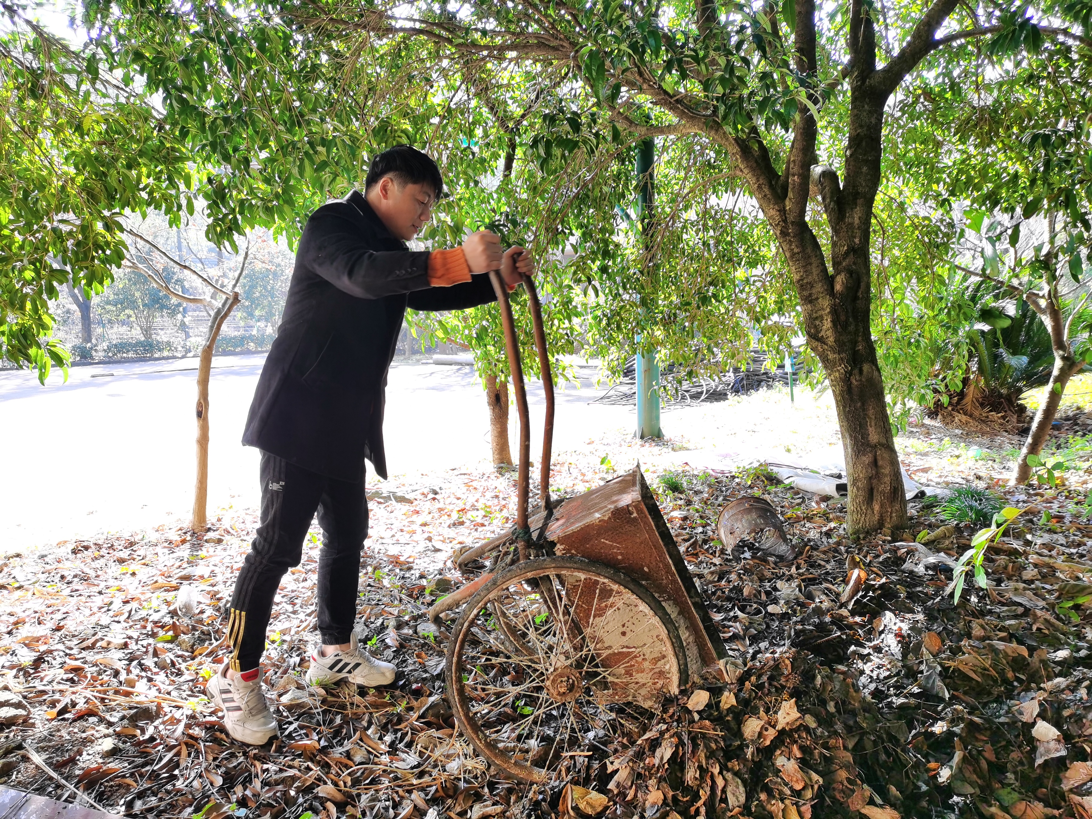 1643179932618599.jpg 2022.1.19羅鳴春在搬運(yùn)垃圾 陳智慧攝.jpg