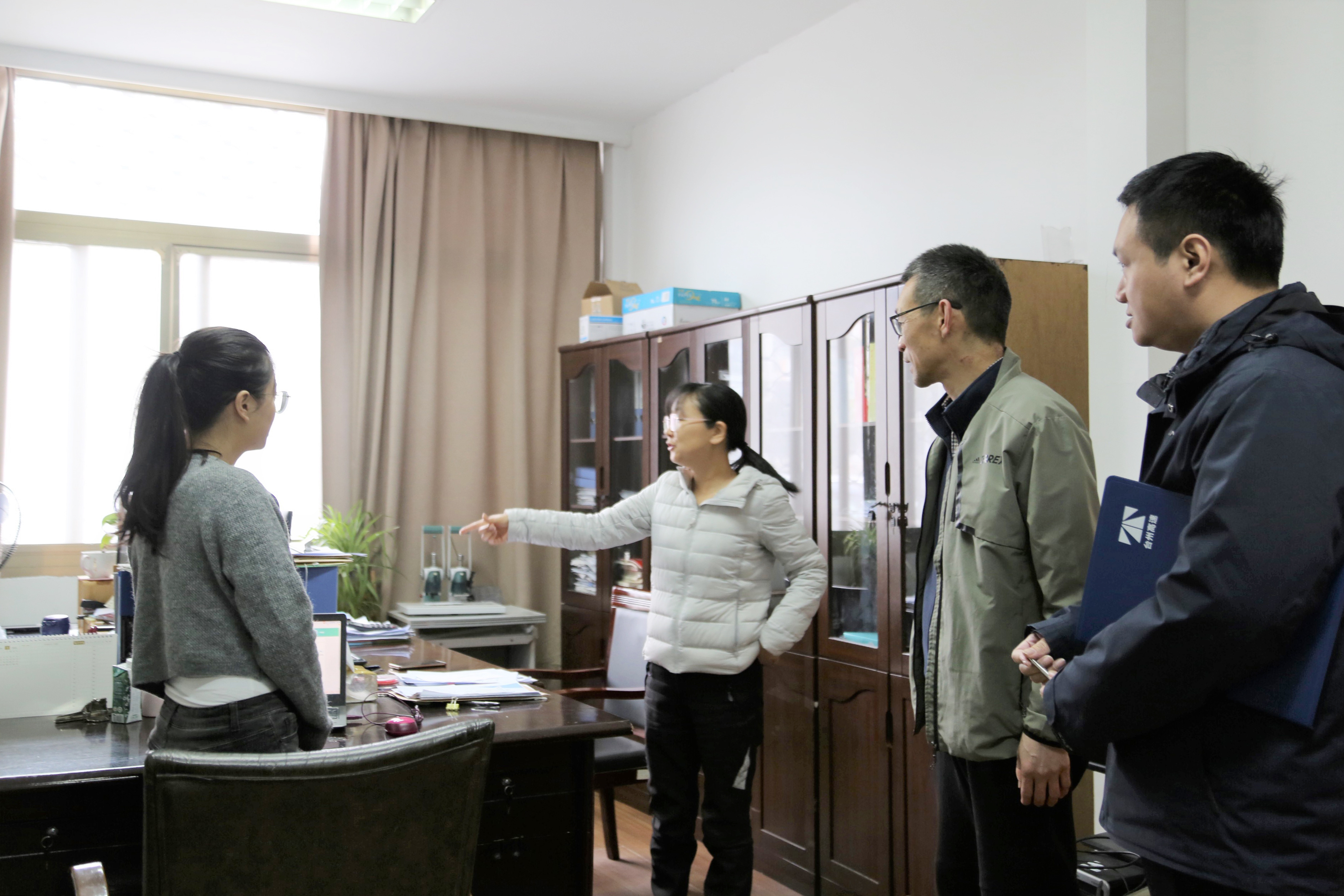 1646275293965873.jpg 圖為 檢查組在辦公區(qū)檢查.JPG