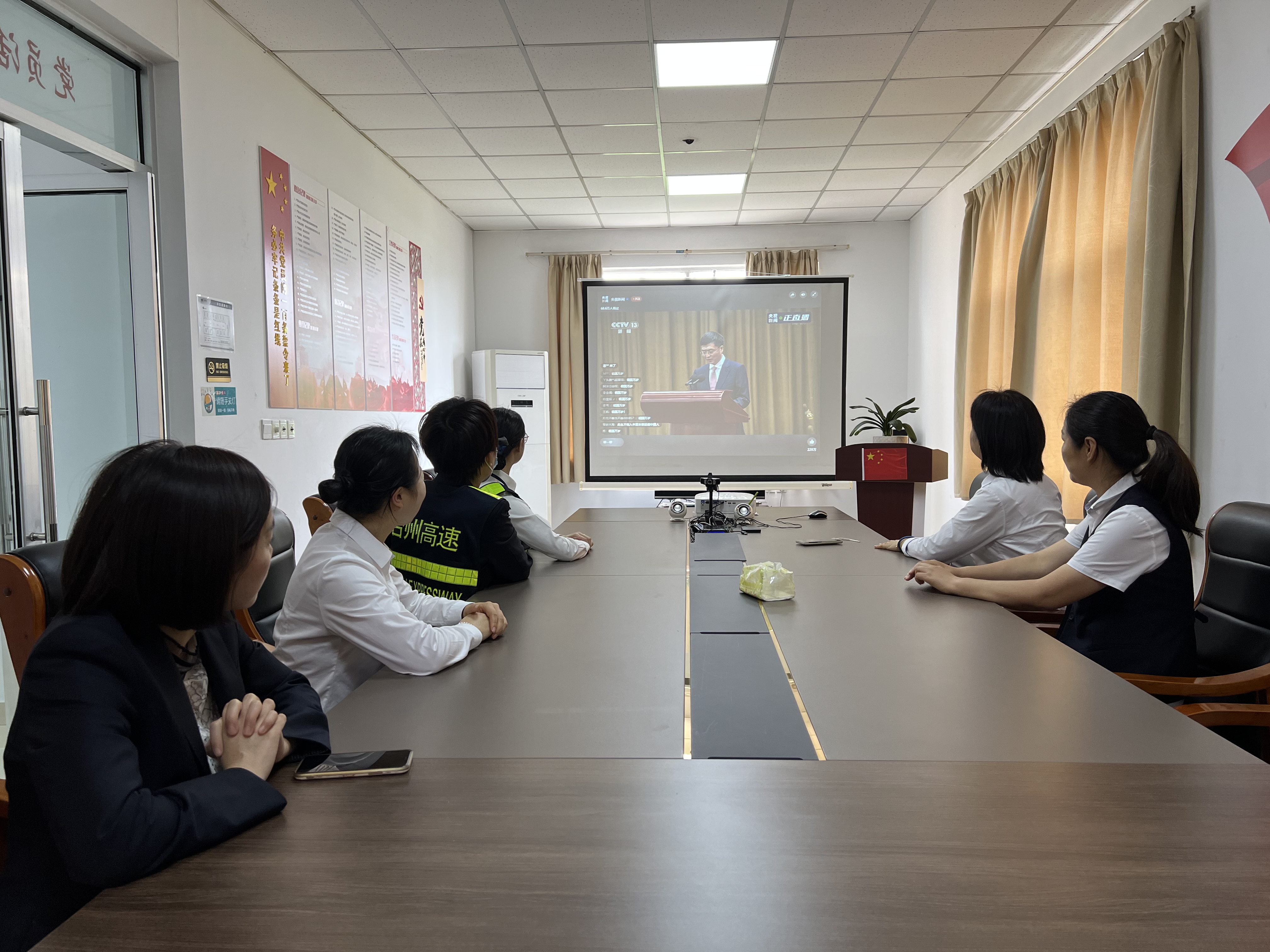 1652239371217426.jpg 臨海南收費所團支中組織收看大會直播.jpg