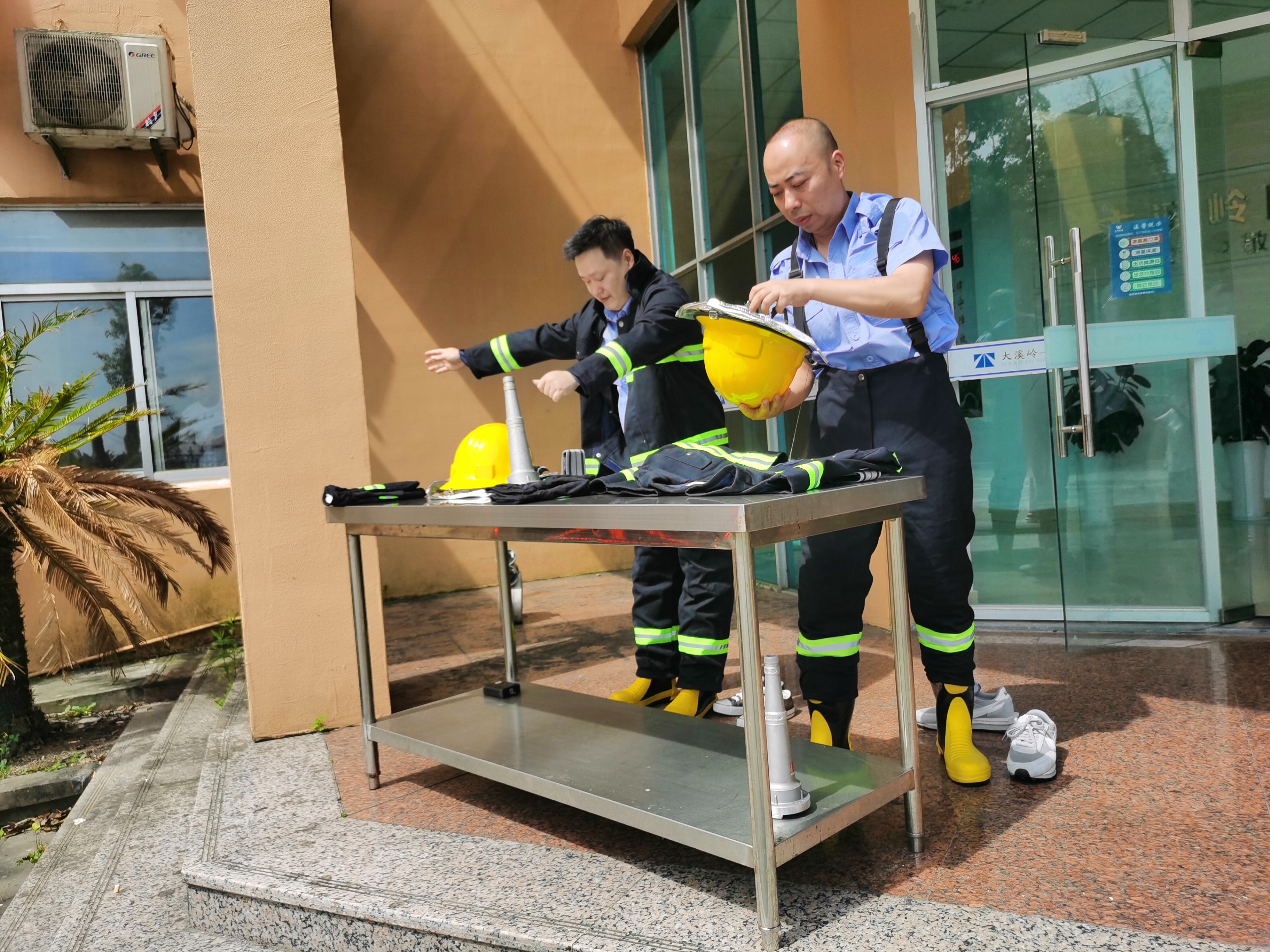 1658393007732353.jpg 20220624.03穿消防服 陳智慧攝.jpg