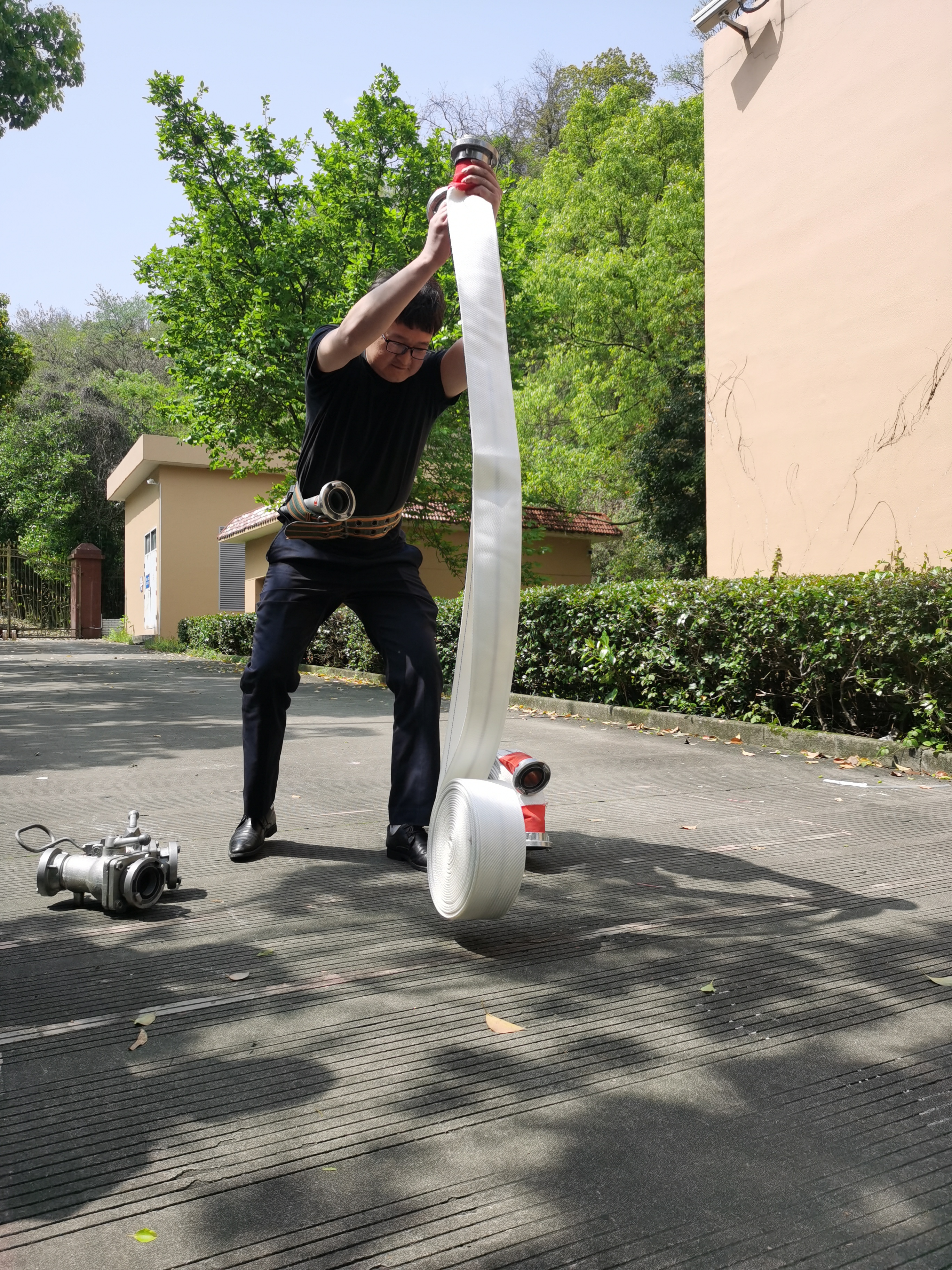 1681342891547200.jpg 2023.04.12王曉岳在練習水帶連接 陳智慧攝.jpg