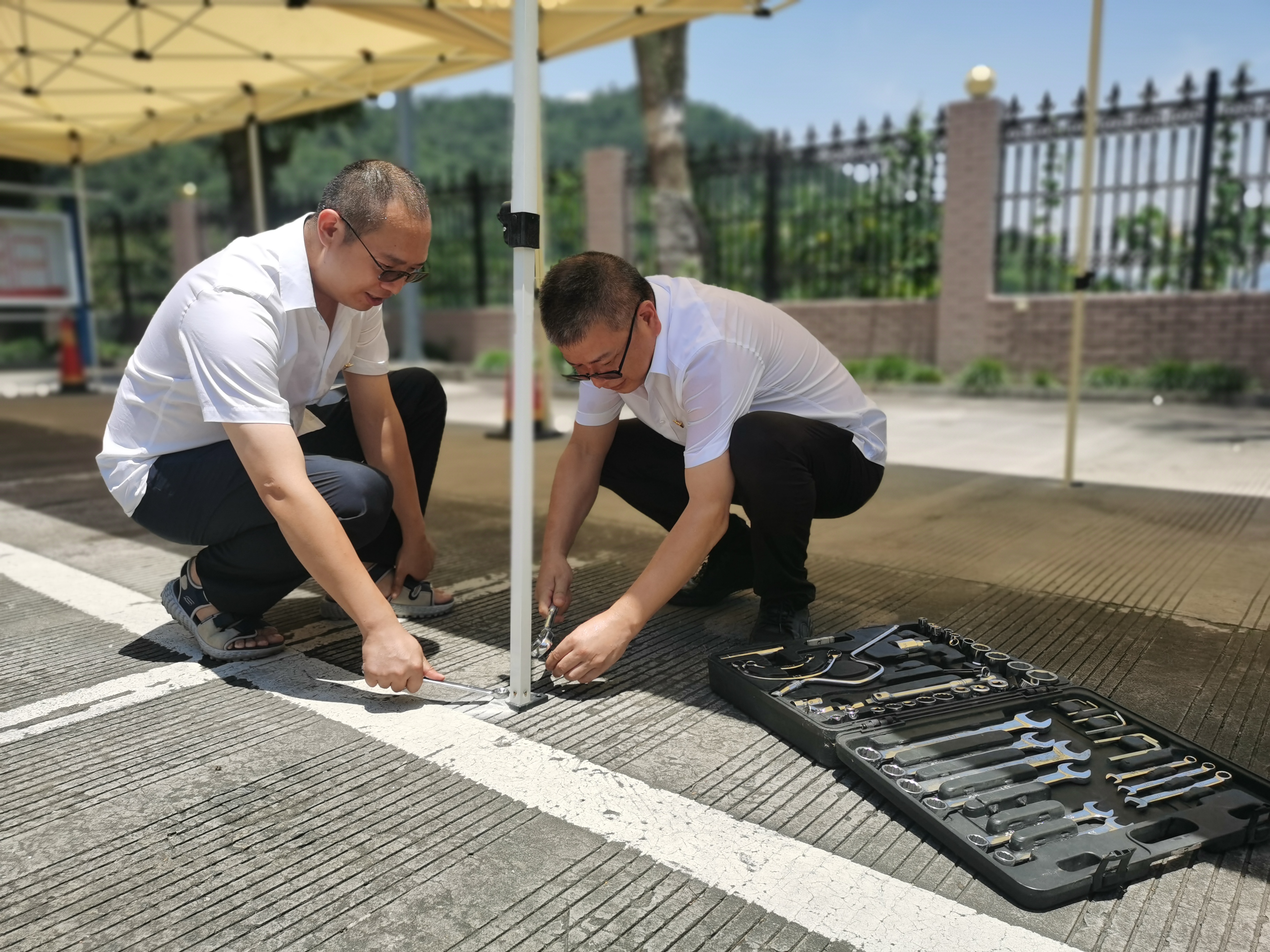 1688603271264480.jpg 給遮陽棚安裝螺絲固定.jpg