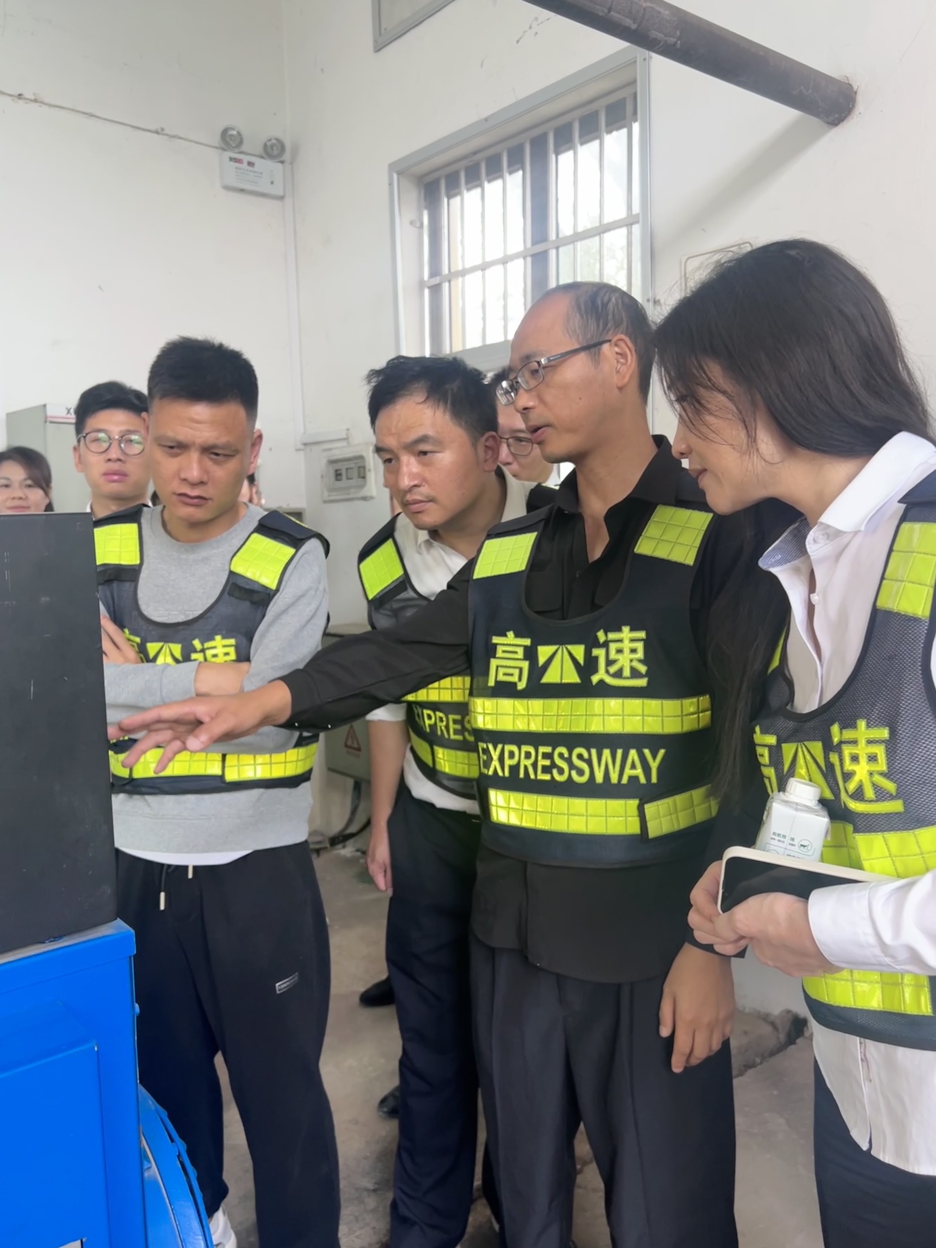 1698719760343205.jpg 講解發(fā)電機操作--袁莉攝..jpg