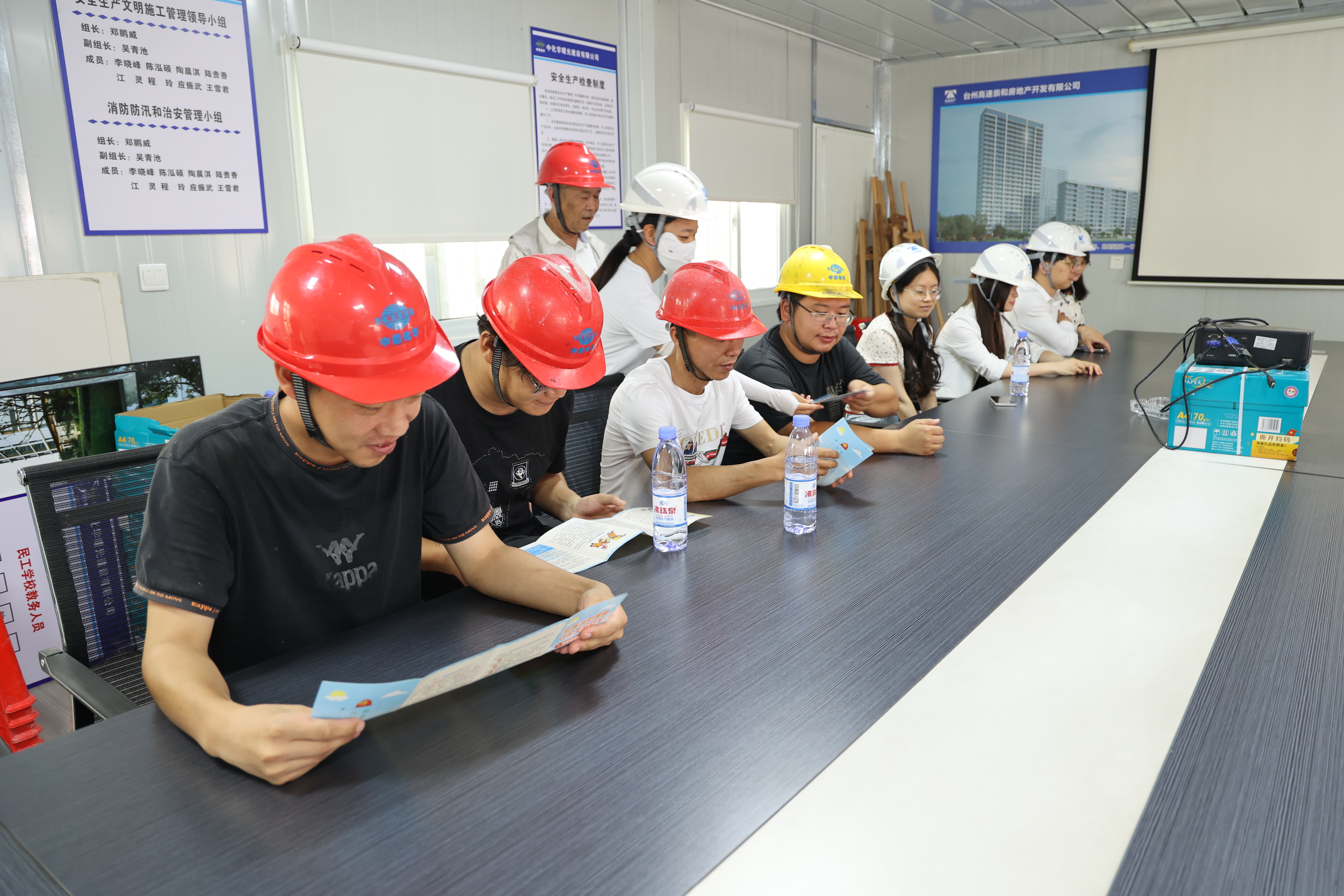 1719909267586161.jpg 分發(fā)宣傳冊(cè).JPG