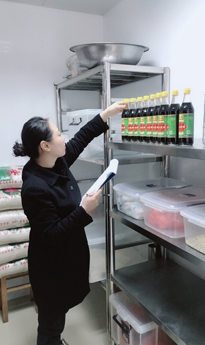 圖為工作人員檢查倉庫存儲情況 徐蘇蘇攝_副本.jpg